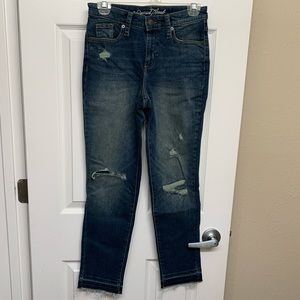 NWOT Universal Thread Distressed Jeans 0/25